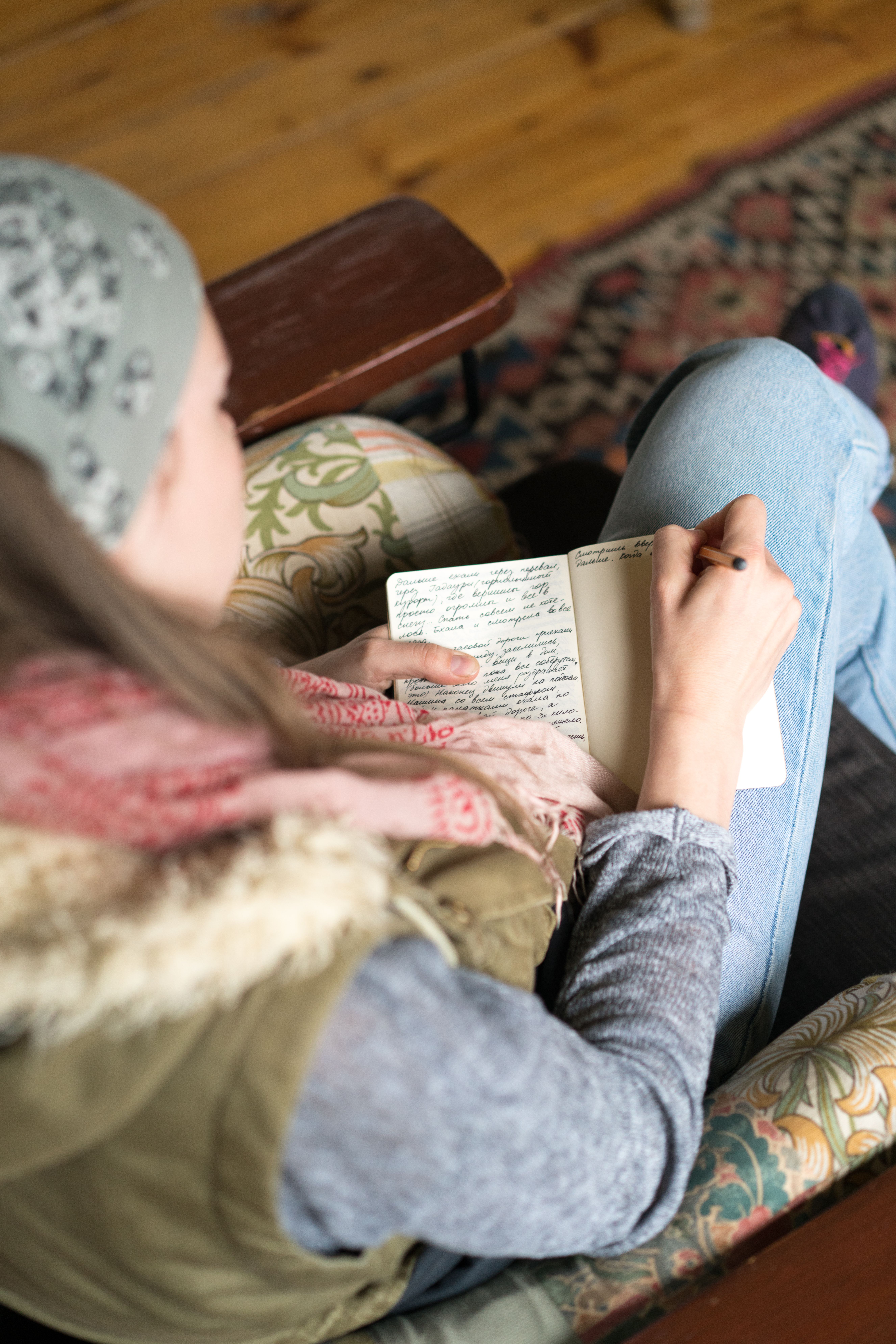 Carnet de voyage ouvert sur une table