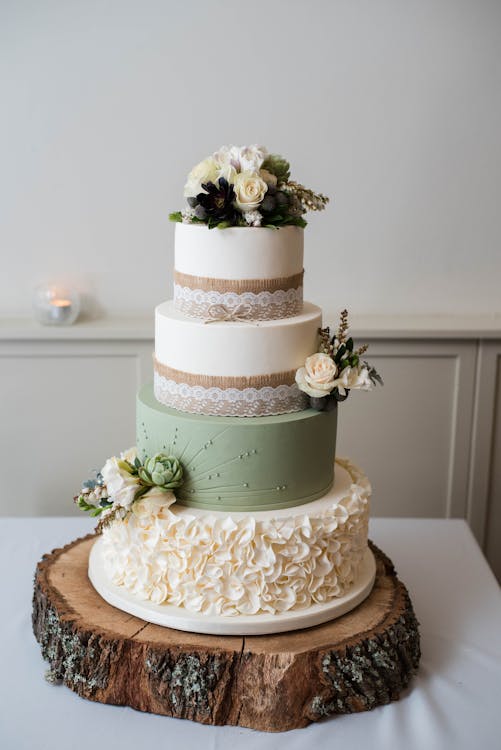 Big wedding cake on wooden slab board · Free Stock Photo