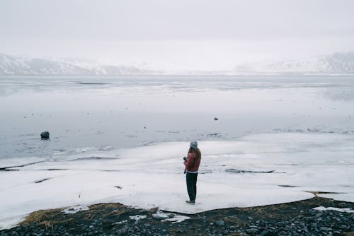 Δωρεάν στοκ φωτογραφιών με γυναίκα, κρύο, λίμνη