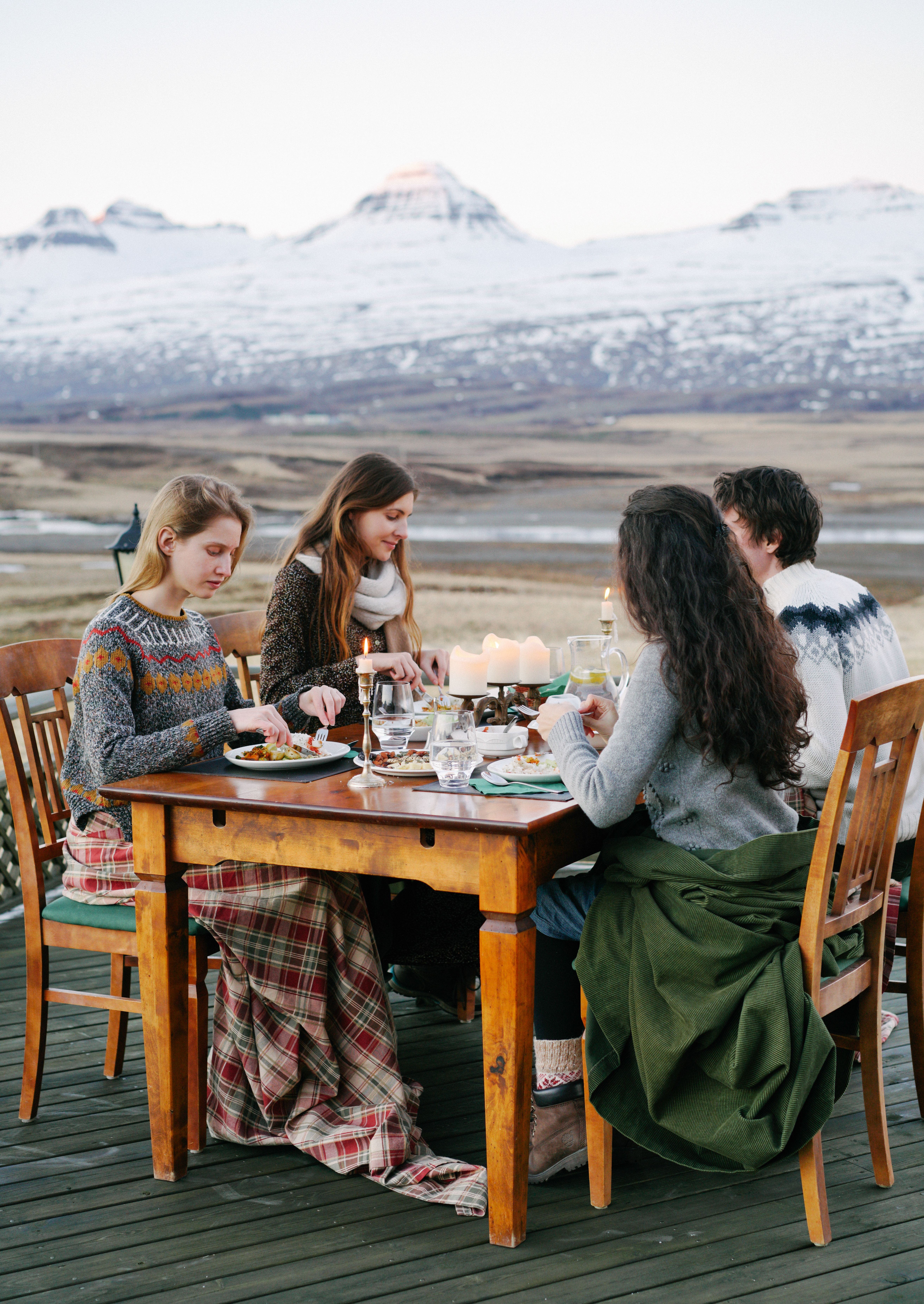 Repas entre amis en extérieur