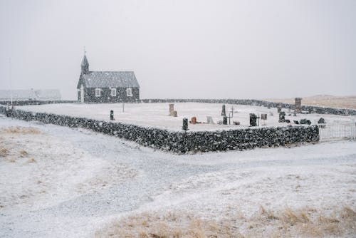 Immagine gratuita di chiesa, cielo coperto, cimitero