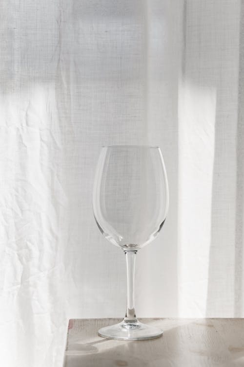 Foto d'estoc gratuïta de Copa de vi, fons blanc, taula