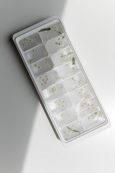 这款极简主义的冰块托盘上装满了精致的花朵，非常适合艺术烹饪设计