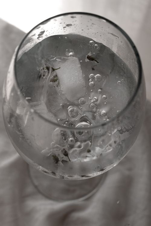 Free Close-up of a refreshing cold drink with ice cubes in a glass, perfect for a hot day. Stock Photo
