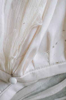 精致的白色织物特写，上面装饰着柔软的罂粟籽