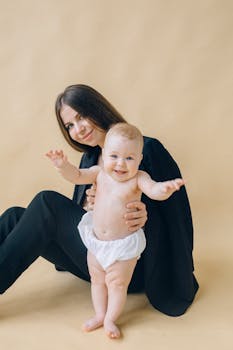 在工作室里，一位快乐的母亲和她微笑的婴儿