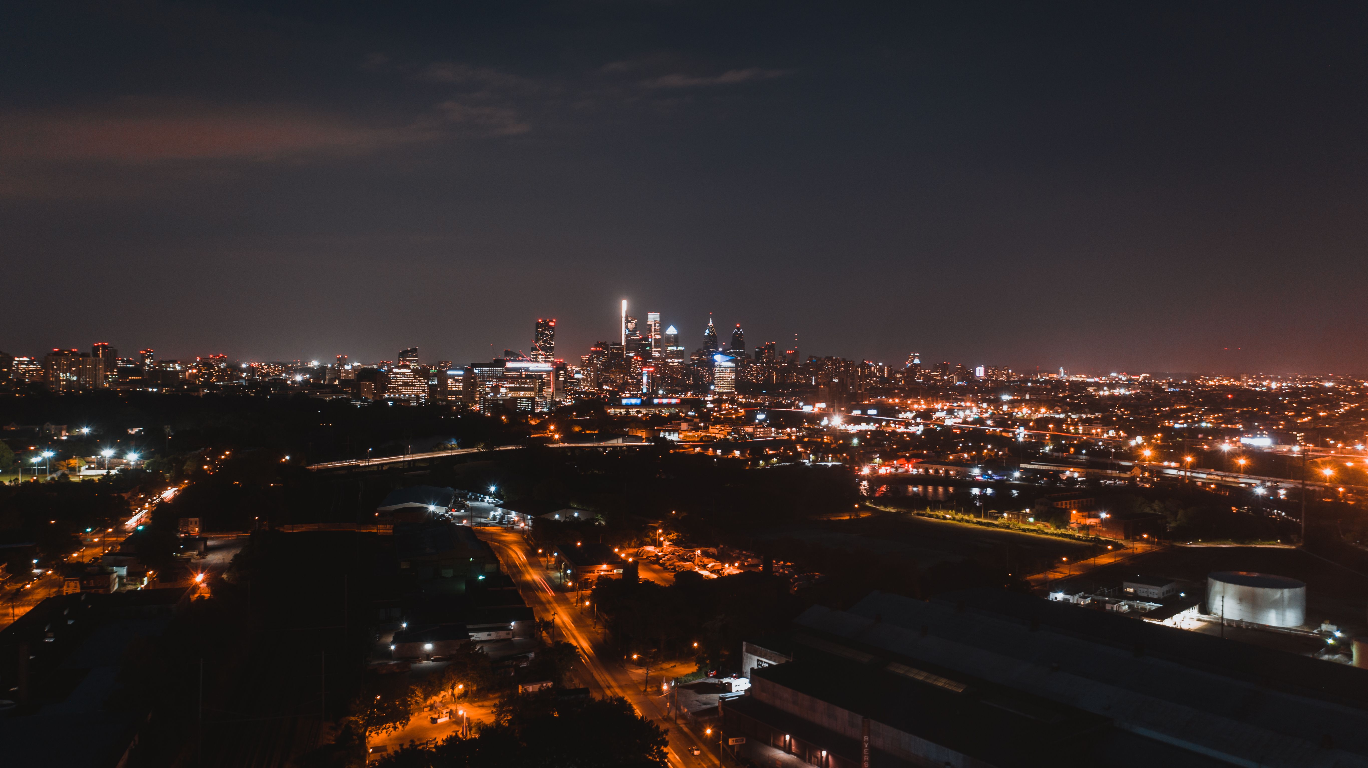 夜间，费城天际线的鸟瞰图令人惊叹，灯火通明