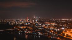无人机拍摄的河岸城市街道夜景