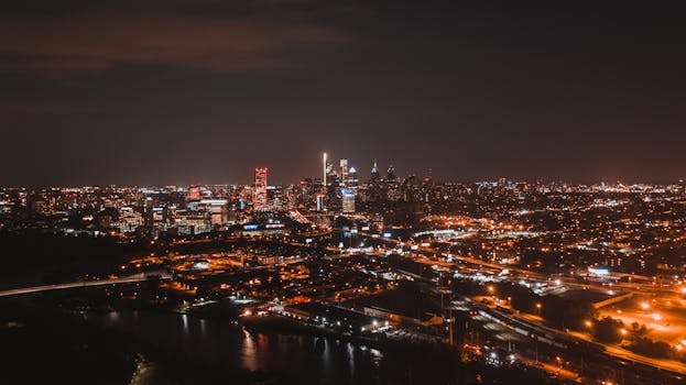 无人机拍摄的河岸城市街道夜景
