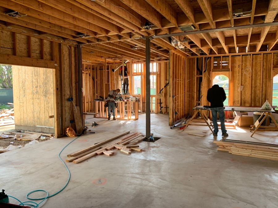 Estructura de madera y trabajos de construcción en el interior de una vivienda