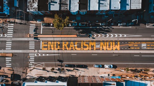 gratis Rijbaan Met Titel Einde Racisme Nu In De Stad Stockfoto