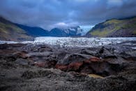 在令人惊叹的冰川周围，山下是一片戏剧性的多云天空