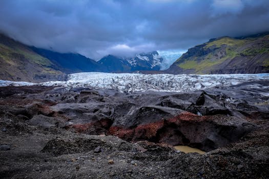 在令人惊叹的冰川周围，山下是一片戏剧性的多云天空