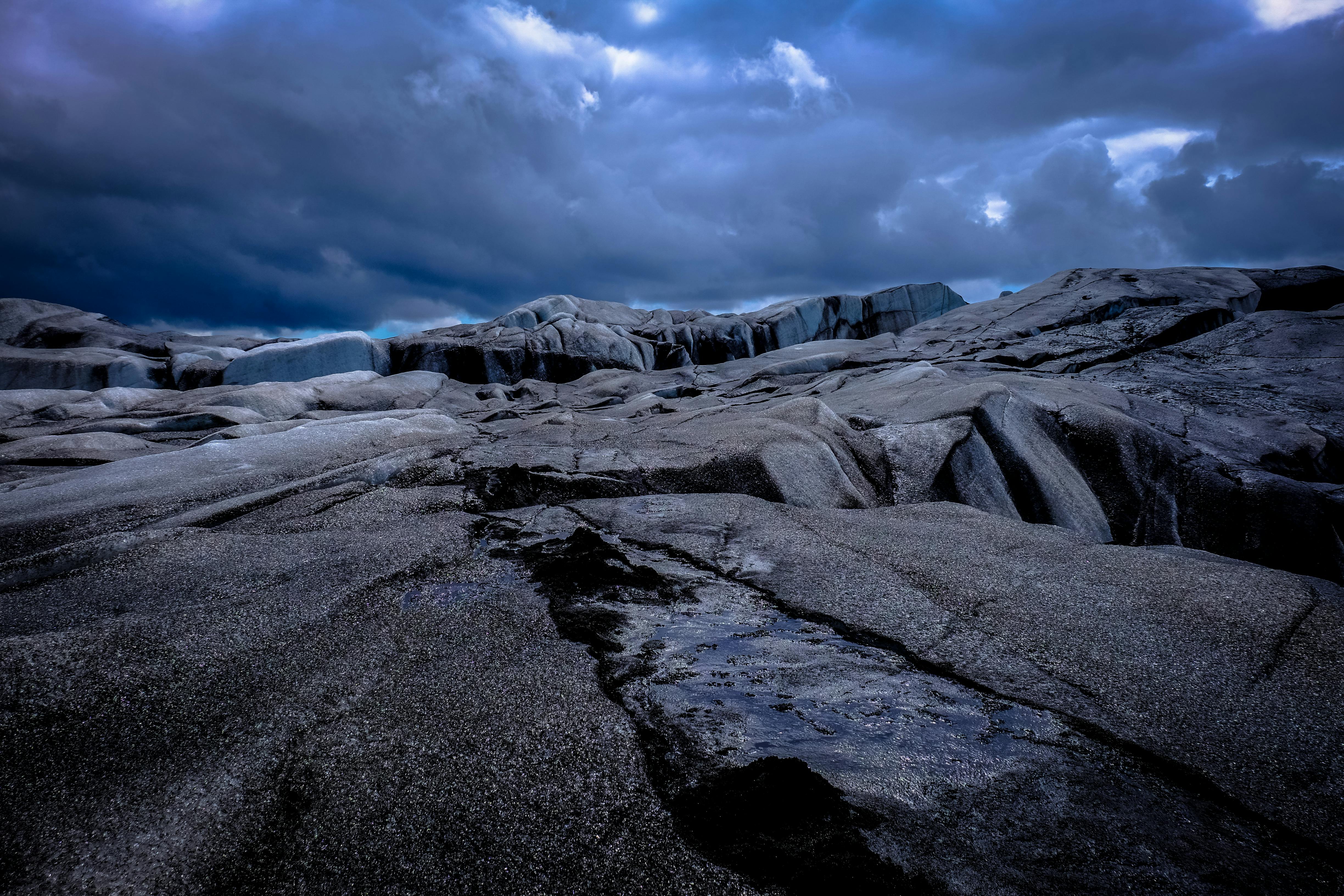 冰冻的山脉景观中，头顶引人注目的云层捕捉了寒冷的自然场景