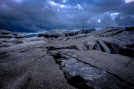 冰冻的山脉景观中，头顶引人注目的云层捕捉了寒冷的自然场景