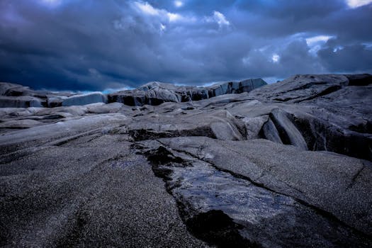 冰冻的山脉景观中，头顶引人注目的云层捕捉了寒冷的自然场景