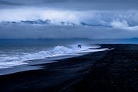 在戏剧性的多云天空的映衬下，海景捕捉着汹涌的海浪