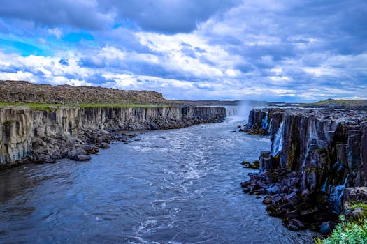 在壮丽的天空下，冰岛崎岖的峡谷、河流和瀑布展现出壮丽景色