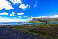 美丽的沿海景观、宁静的山脉和充满活力的蓝天