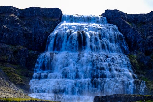 Fotografia Ad Angolo Basso Di Cascate