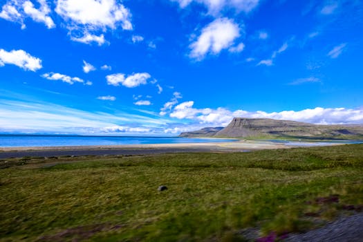 壮丽的山脉、海洋和充满活力的天空构成令人惊叹的沿海风景，非常适合激发旅行灵感