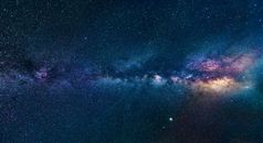 银河系横跨黑暗的夜空，布满了星星