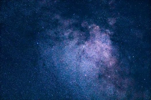 星空下，银河系的壮丽景色揭示了宇宙的奇观