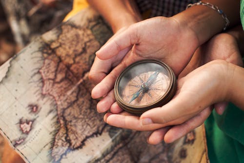 Fotobanka s bezplatnými fotkami na tému kompas, mapa, navigácia