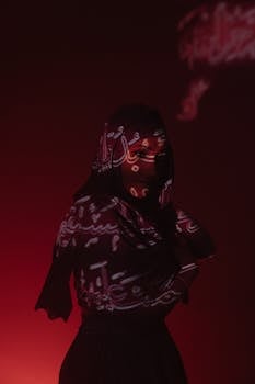 头巾与阿拉伯书法的投影为女人营造出一种神秘的气氛