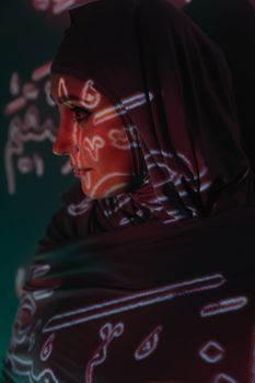 一位戴着头巾的女子肖像与书法投影交相辉映，散发出神秘与美丽