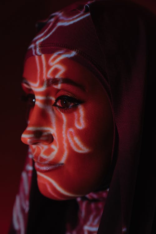 Frau Mit Roter Gesichtsfarbe