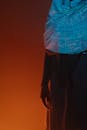 一个女人在头巾的艺术形象中，投影图案与橙蓝色渐变照明交相辉映