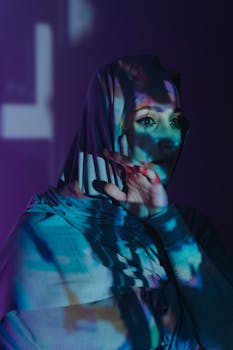 一位女性的艺术肖像在头巾与五颜六色的光影投射下，展现了现代与传统元素的交融