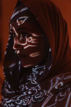 一个女人的特写肖像，脸上映着艺术光影，营造出神秘的效果