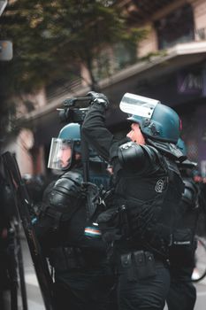 警察在街头抗议中管理装备，以展示权威和组织能力