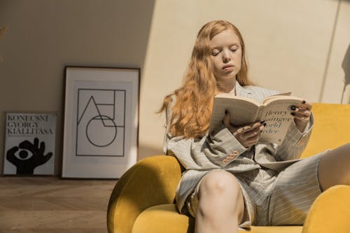 Fotos de stock gratuitas de afición, libro de lectura, mujer