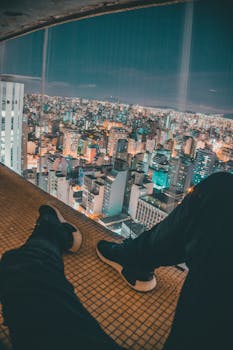 晚上从屋顶可以欣赏到城市里灯火通明的摩天大楼和街道的壮丽景色