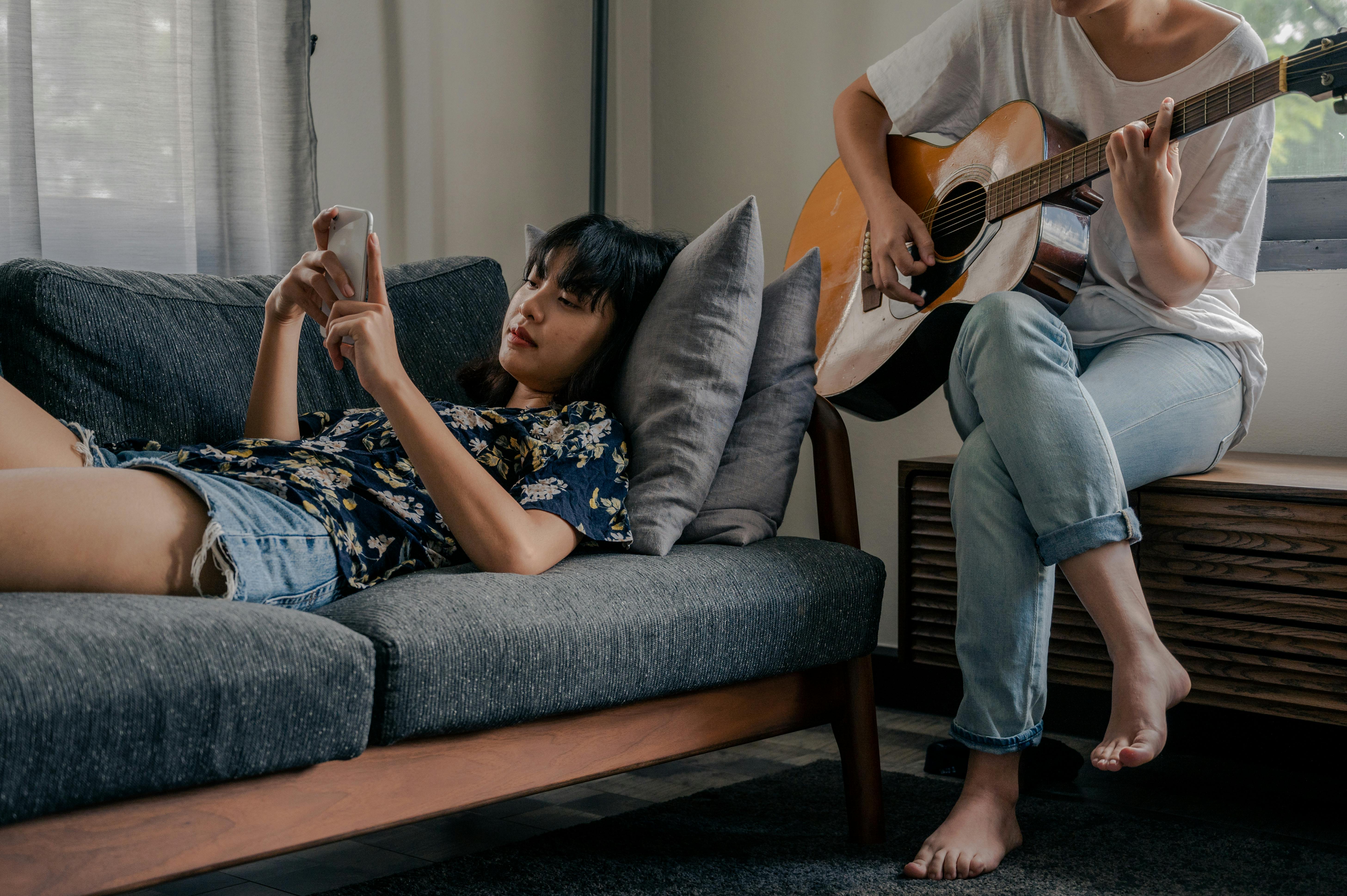 Lifestyle Tries: Spending 24 hours at a cafe — Photo by Ketut Subiyanto on Pexels