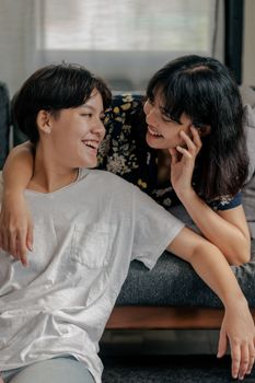 这对夫妇在家中微笑，享受着舒适而深情的时光