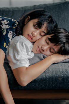 一对夫妇在室内舒适的沙发上安静地午睡，呈现出一片宁静的场景