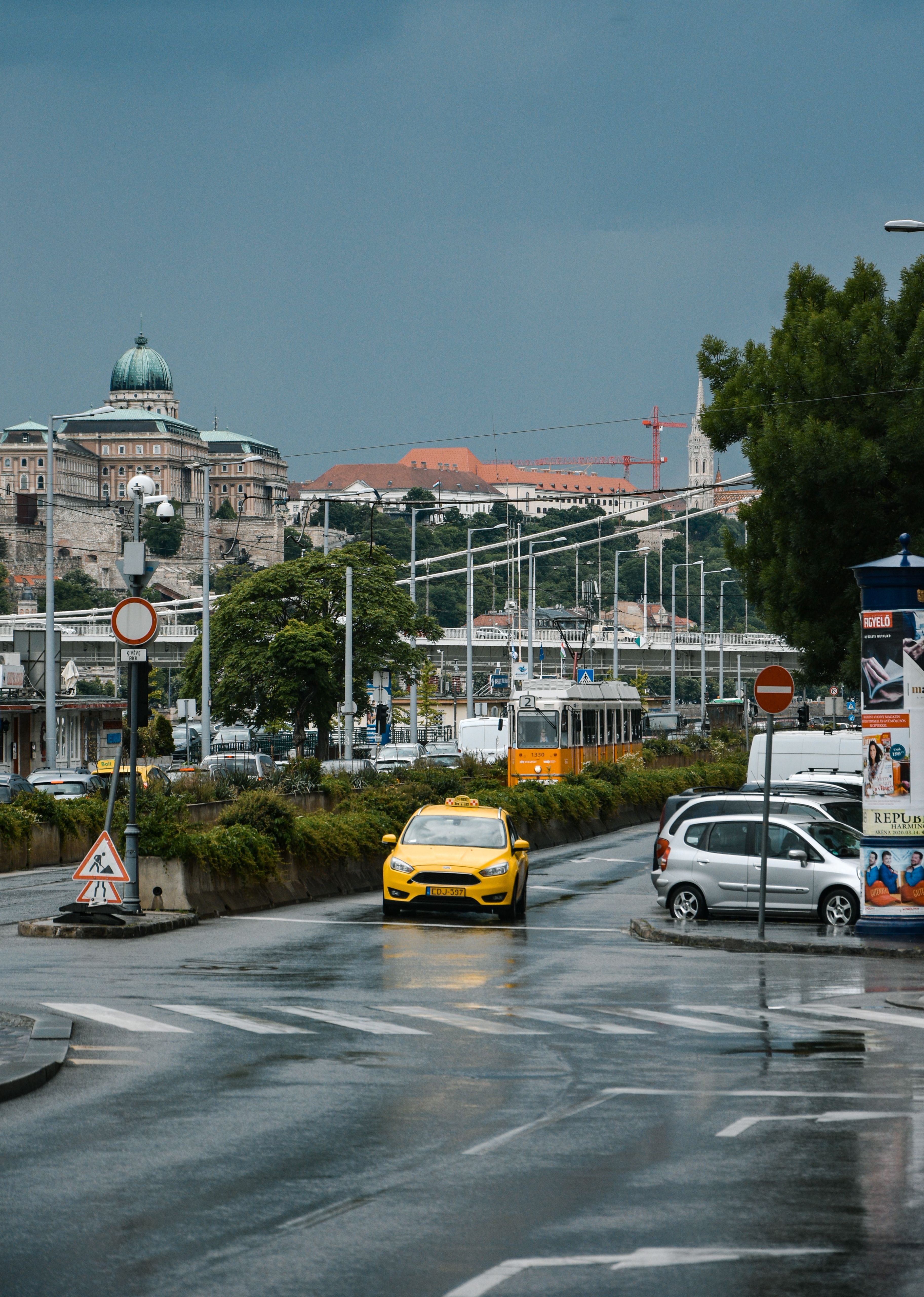 布达佩斯的雨天街道以城市景观和建筑物为背景