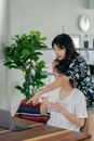 一对夫妇在家里用笔记本电脑喝咖啡，提高了远程工作效率