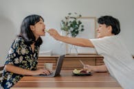 一对开朗的夫妇在家庭办公室里一起享用早餐和咖啡