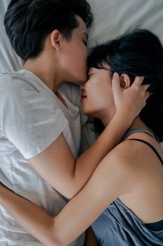 一对夫妇躺下时，亲密地拥抱在一起，表达爱意