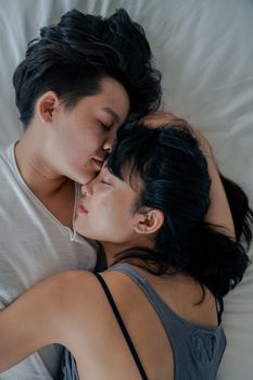 一对相爱的夫妇在宁静中相拥而卧，捕捉到了这温柔的瞬间