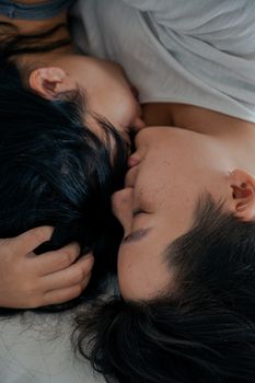 一个温柔而亲密的特写，展现了两个女人平和共处的温情
