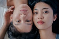 床上躺着两个女人的特写肖像，展现了亲情与爱