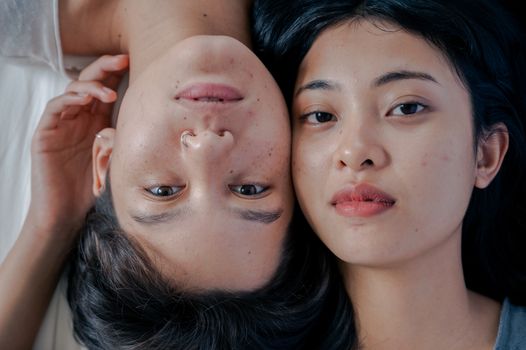 床上躺着两个女人的特写肖像，展现了亲情与爱