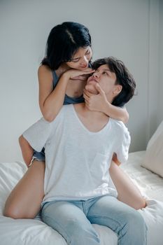 一对夫妇在床上相拥，这是一个表达爱与亲密的温柔时刻