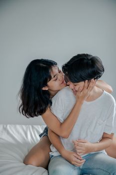 两个女人在舒适的卧室里深情相拥，散发出温暖和爱意